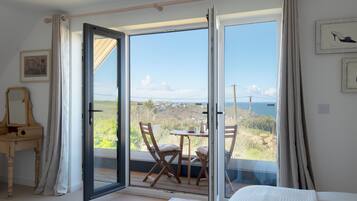 4 bedrooms, iron/ironing board, travel crib, free WiFi