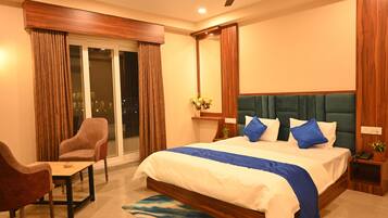 Comfort tweepersoonskamer, balkon, uitzicht op strand | Een bureau, gratis wifi