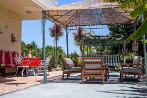 Outdoor dining - Laylande House (Theologos)