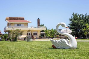 Property grounds - Villa with Private Pool (Theologos)