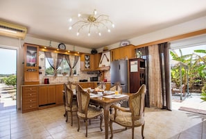 Fridge, microwave, oven, stovetop - Laylande House with Private Pool (Theologos)