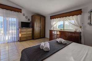 5 bedrooms, iron/ironing board, free WiFi, bed sheets - Villa with Private Pool (Theologos)