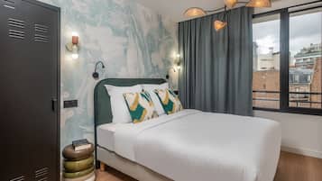 Escritorio, tabla de planchar con plancha y wifi gratis