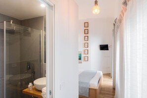 Shower, hair dryer, bidet, towels