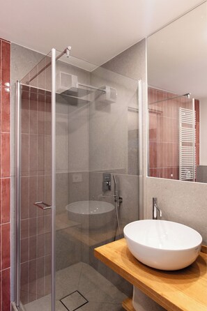 Dusche, Haartrockner, Bidet, Handtücher