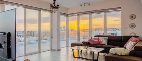 Apartment, 3 Bedrooms, Accessible, Smoking | Living room