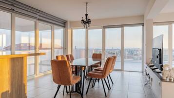 Apartment, 3 Bedrooms, Accessible, Smoking | Dining room