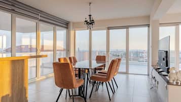 Apartment, 3 Bedrooms, Accessible, Smoking | Dining room