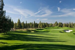 Golf - 2BR Townhome |  Golf. Pool. Free Parking (Redmond)