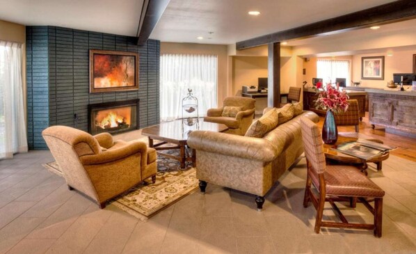 Interior - 3BR Chalet With Hot Tub | Golf. Pool (Redmond)