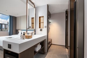 Desk, laptop workspace, free WiFi - (Guangzhou)