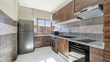 Een koelkast, een microgolfoven, een oven, een kookplaat