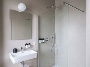 Comfort Room | Bathroom | Shower, free toiletries, hair dryer, towels
