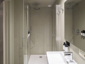 Ducha, artículos de tocador gratuitos, secador de pelo, toallas