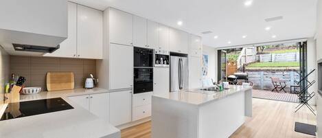 Een koelkast, een microgolfoven, een oven, een kookplaat