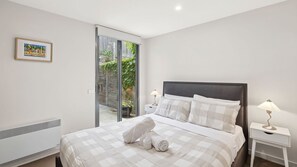 3 bedrooms, desk, iron/ironing board, WiFi - Seaside 63 – Stunning villa near the beach, 10-min walk to town (Lorne)