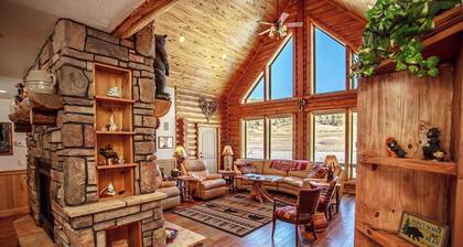 Bear Paw Log Cabin*4Bed/4 Bath*HOT TUB*Fire Pit*