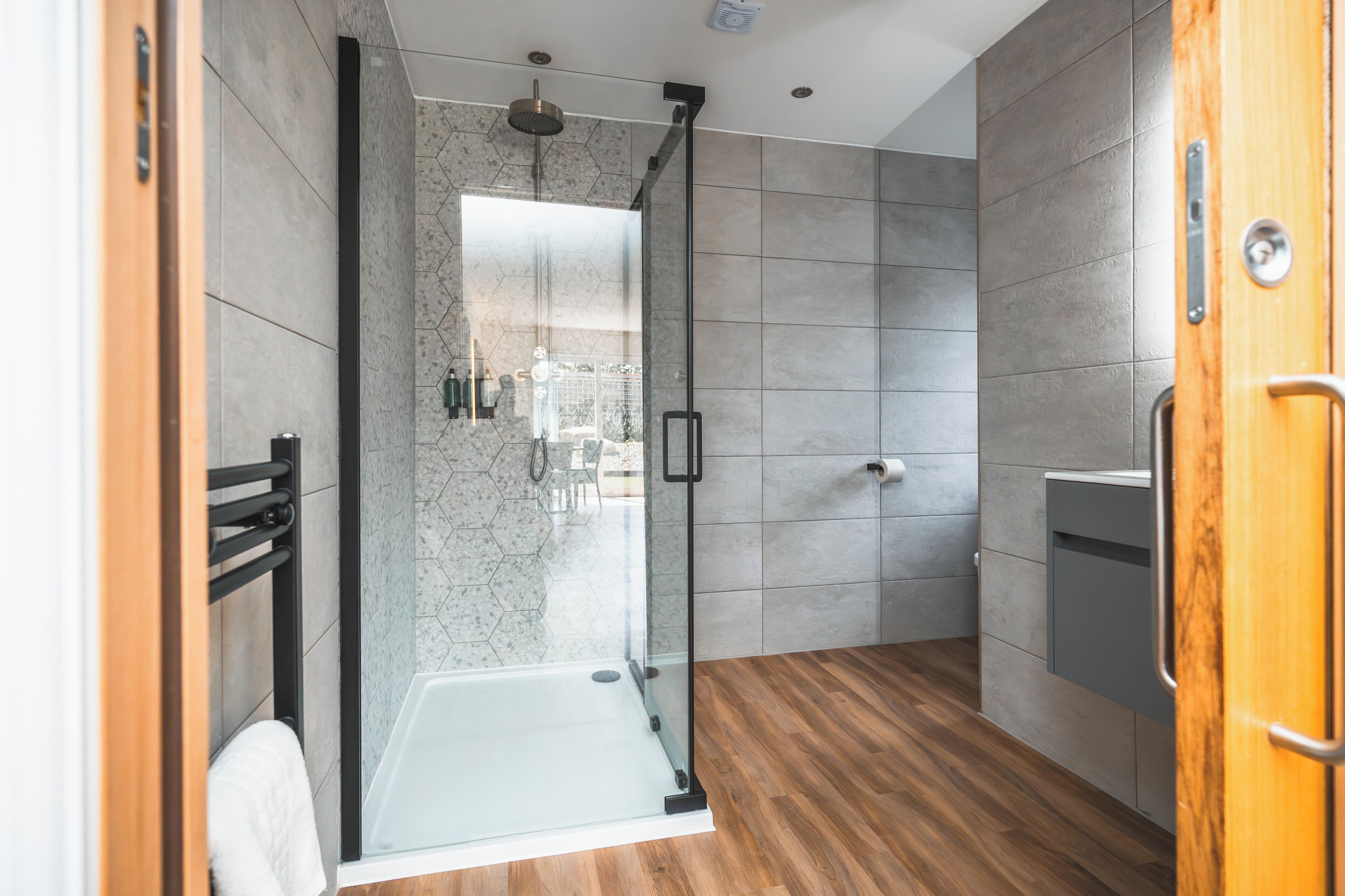 Suite Prestigio, 2 habitaciones, cocineta | Regadera en el baño