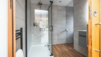 Suite Prestigio, 2 habitaciones, cocineta | Regadera en el baño