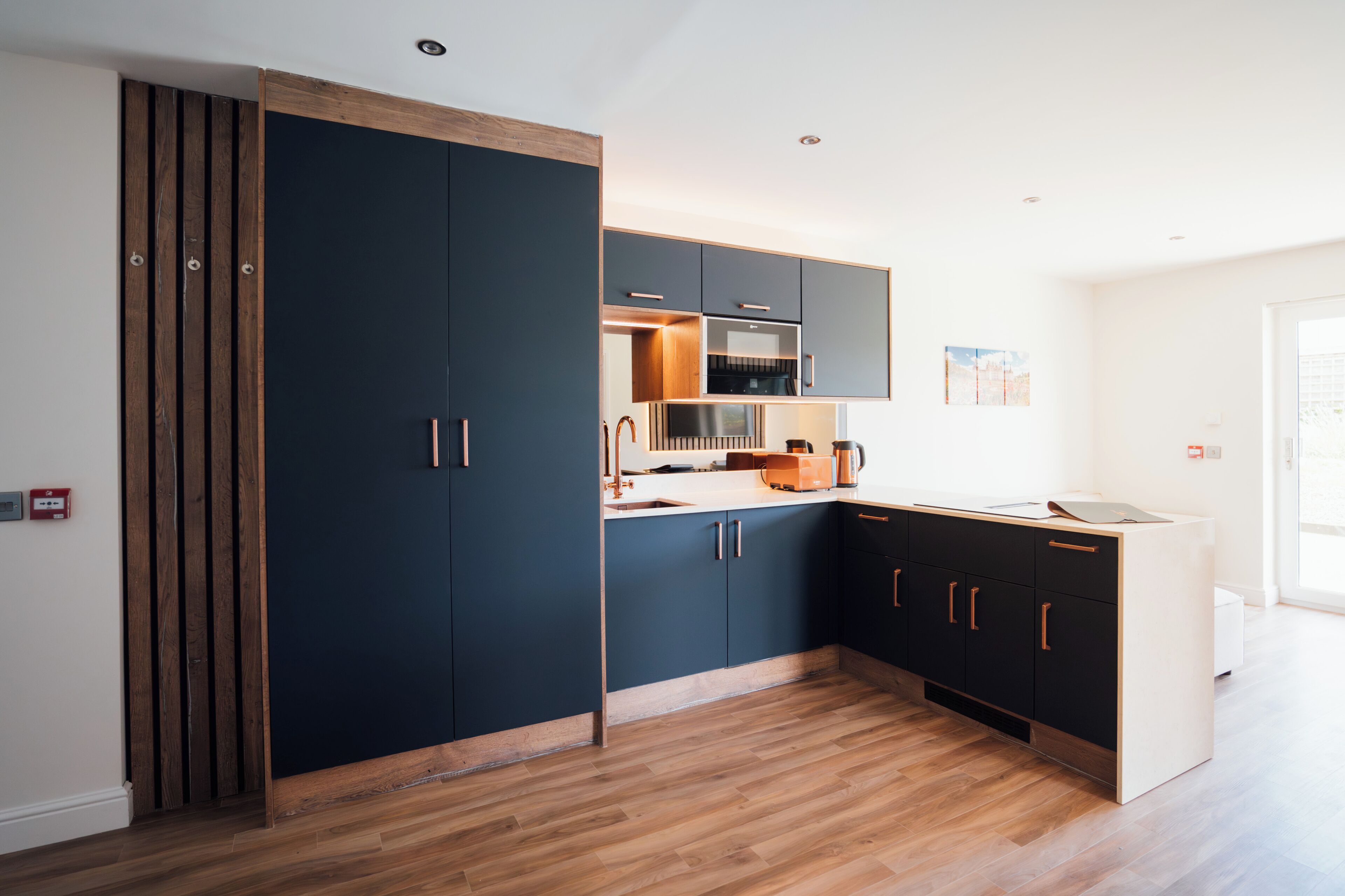 Suite Signature, 2 habitaciones, cocina básica | Cocina básica privada | Microondas, hervidor eléctrico y tostadora
