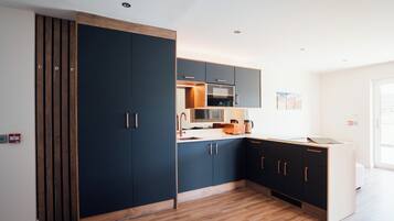 Suite Signature, 2 habitaciones, cocina básica | Cocina básica privada | Microondas, hervidor eléctrico y tostadora
