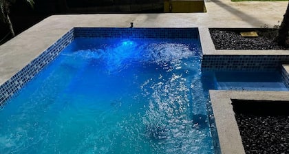 lugar lleno de paz con 4 habitaciones, piscina y rio dentro de la propiedad