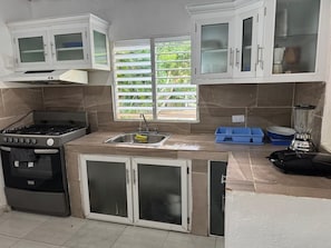 Jääkaappi, uuni, kahvin-/teenkeitin, vedenkeitin