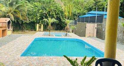 lugar lleno de paz con 4 habitaciones, piscina y rio dentro de la propiedad