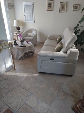 Télévision, lecteur de DVD, livres