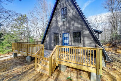 Wytheville A-frame Cabin w/ Wraparound Deck