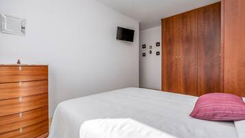 1 dormitori, planxa i posts de planxar, wifi i roba de llit