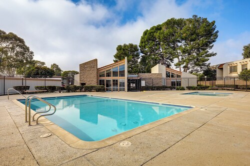 2 Mi to Beaches: Condo w/ Patio in Port Hueneme!