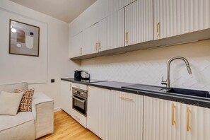 Réfrigérateur, micro-ondes, four, plaque de cuisson