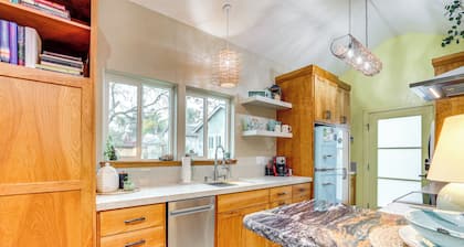 2 Mi to Golden 1 Center: Quiet Studio w/ Patio