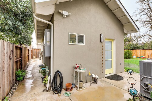2 Mi to Golden 1 Center: Quiet Studio w/ Patio