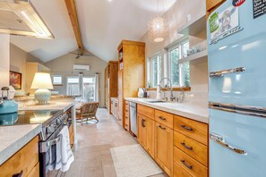 Interior - 2 Mi to Golden 1 Center: Quiet Studio w/ Patio (West Sacramento)