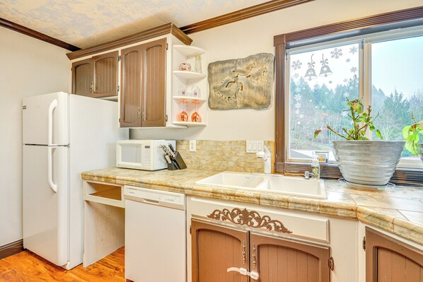 A kitchen with wooden cabinets, a white refrigerator, a microwave, and a sink. - 4 Mi to Sandy, Oregon: Studio w/ Mtn View (Sandy)
