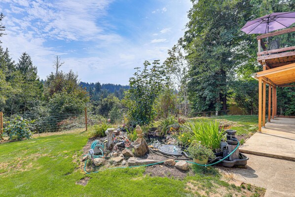 A garden with a pond, rocks, and plants. - 4 Mi to Sandy, Oregon: Studio w/ Mtn View (Sandy)