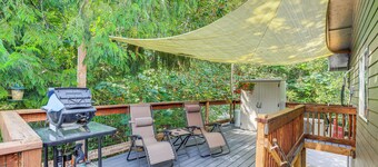 4 Mi to Sandy River Access: Studio w/ Mtn Views!