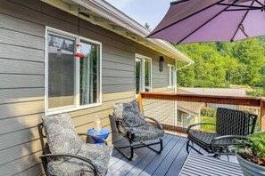 Interior - 4 Mi to Sandy River Access: Studio w/ Mtn Views! (Sandy)