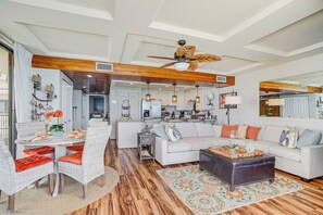 Interior - Beachfront Condo w/ Amazing Views in Waianae! (Waianae)