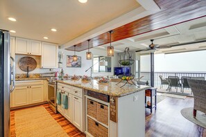 Interior - Beachfront Condo w/ Amazing Views in Waianae! (Waianae)