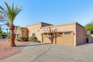 Interior - Shop, Golf & Hike: Modern Scottsdale Studio! (Scottsdale)