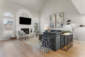 Smart-TV, Kamin, Videospiele, Tischfußball