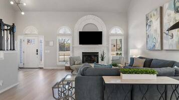 TV connectée, cheminée, jeux vidéo, baby-foot