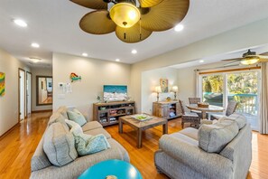 Smart-TV, Tischfußball, Tischtennisplatte, Bücher