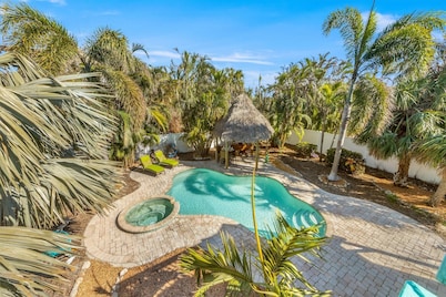 Sassy Seahorse: Heated pool, hot tub, ping pong, Foosball and pool table!