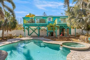 A heated pool - Sassy Seahorse: Heated pool, hot tub, ping pong, Foosball and pool table! (Anna Maria)