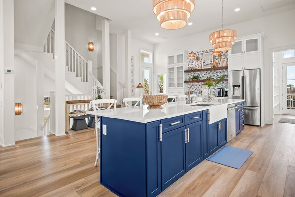 Kjøleskap, mikrobølgeovn, ovn og kokeplater