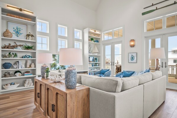 Téléviseur connecté, lecteur de DVD, livres, sélection de films